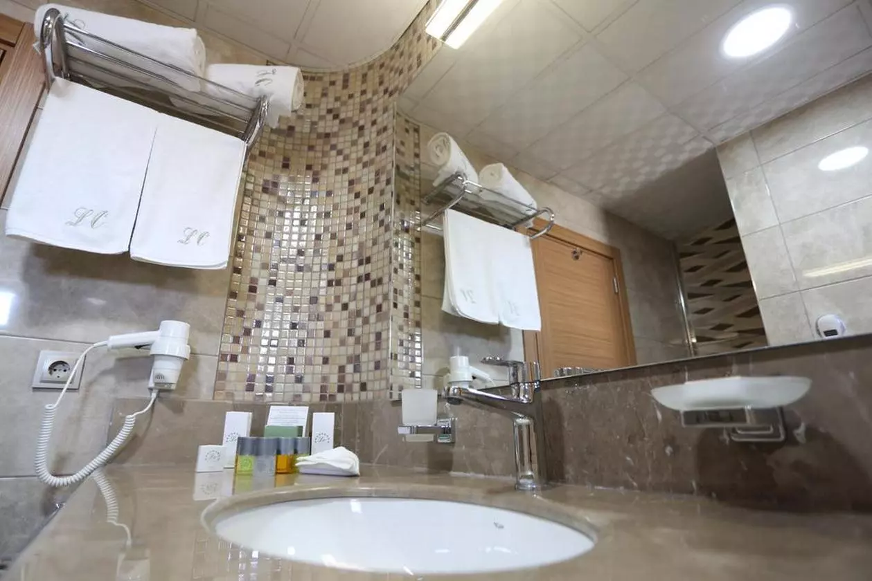 700513LIFECORNER_SHABAVIZPARVAZ (6).jpg